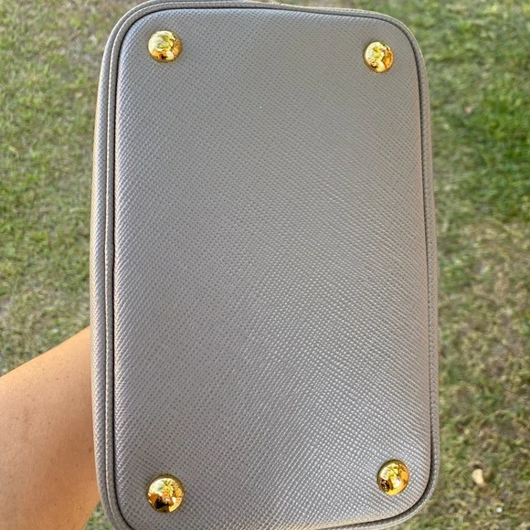 Authentic Prada saffiano leather panier bucket bag - Picture 6 of 17